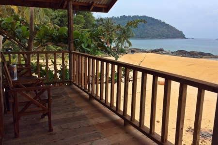 Beachfront Hut Upstairs Astra - Beach Shack Chalet Kampong Juara Exterior foto